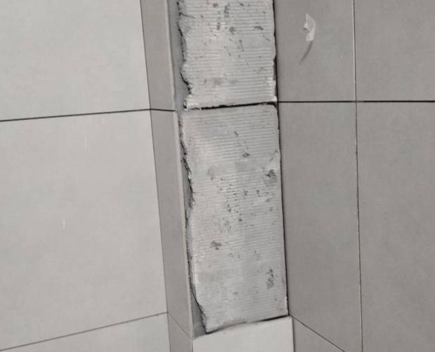 蓬江瓷砖空鼓维修公司分享下瓷砖施工前基层浇水润湿程度不足，可能导致以下问题